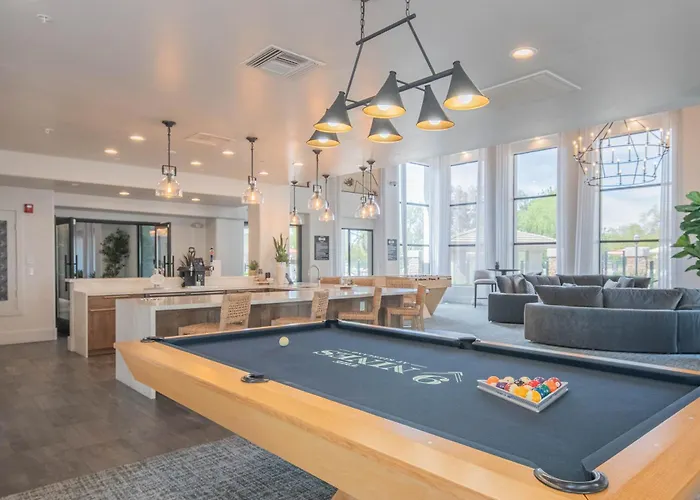 Retail Oasis Remodeled 2br & Heated Pool Scottsdale